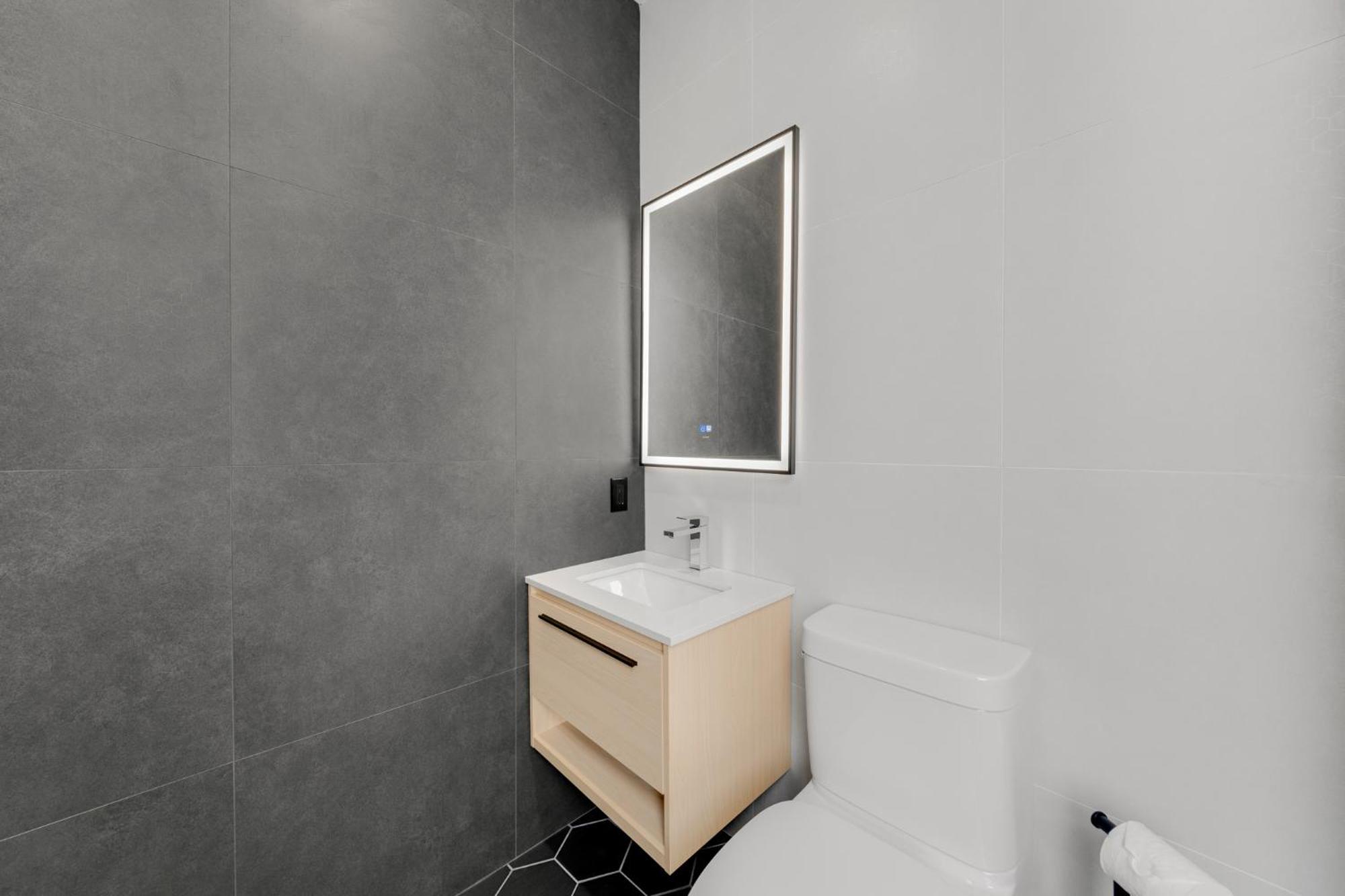 Lift Hotel Montreal Bagian luar foto