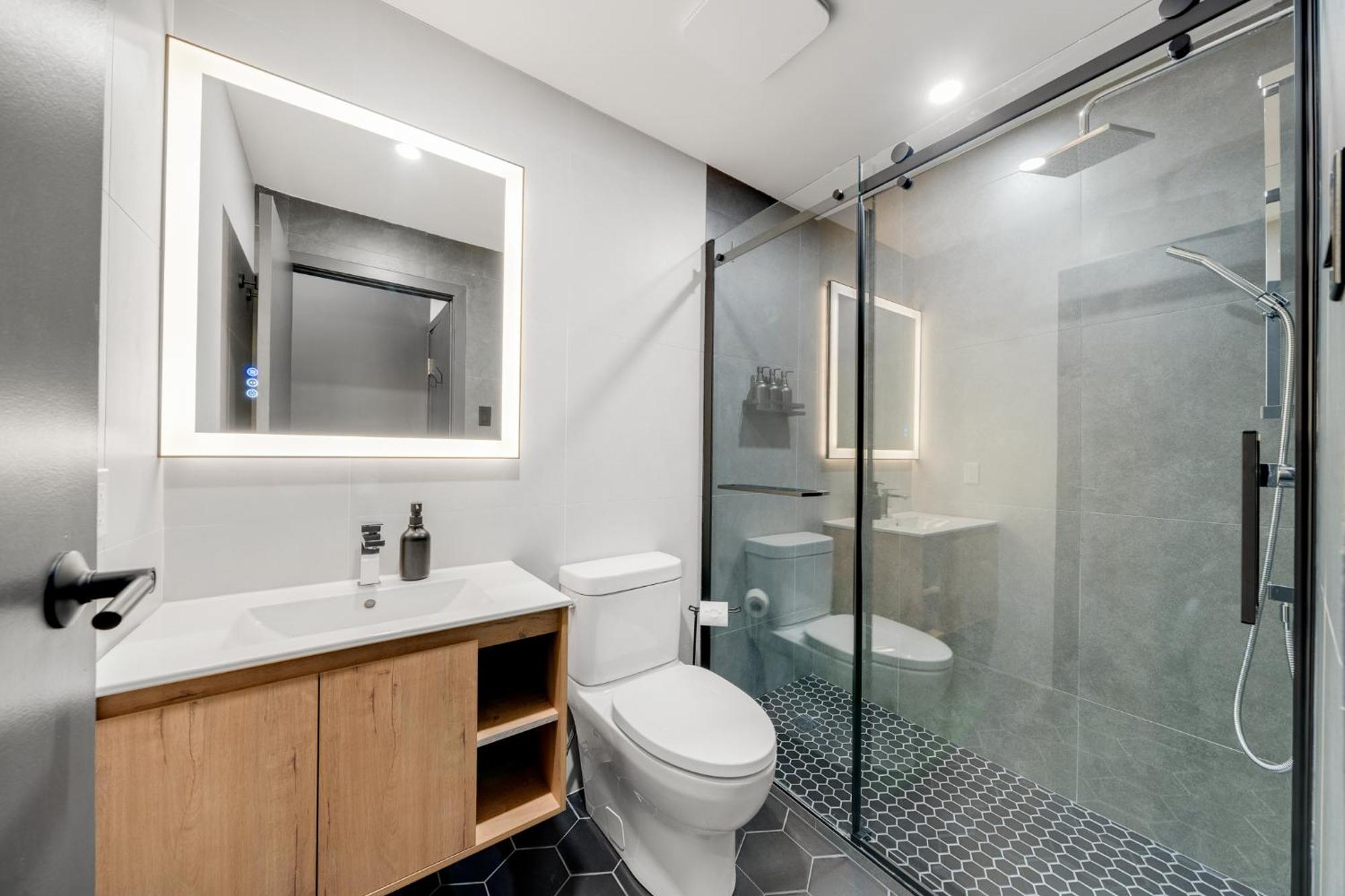 Lift Hotel Montreal Bagian luar foto
