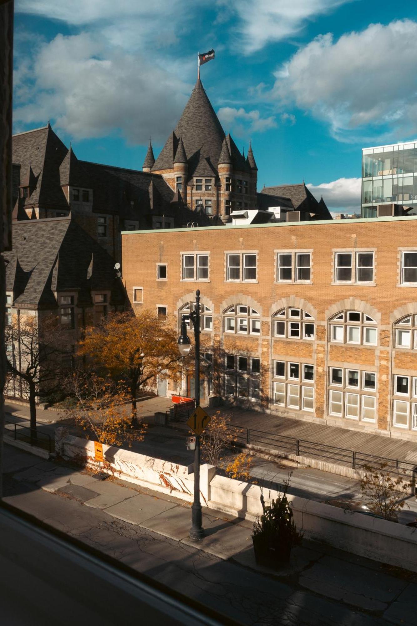 Lift Hotel Montreal Bagian luar foto