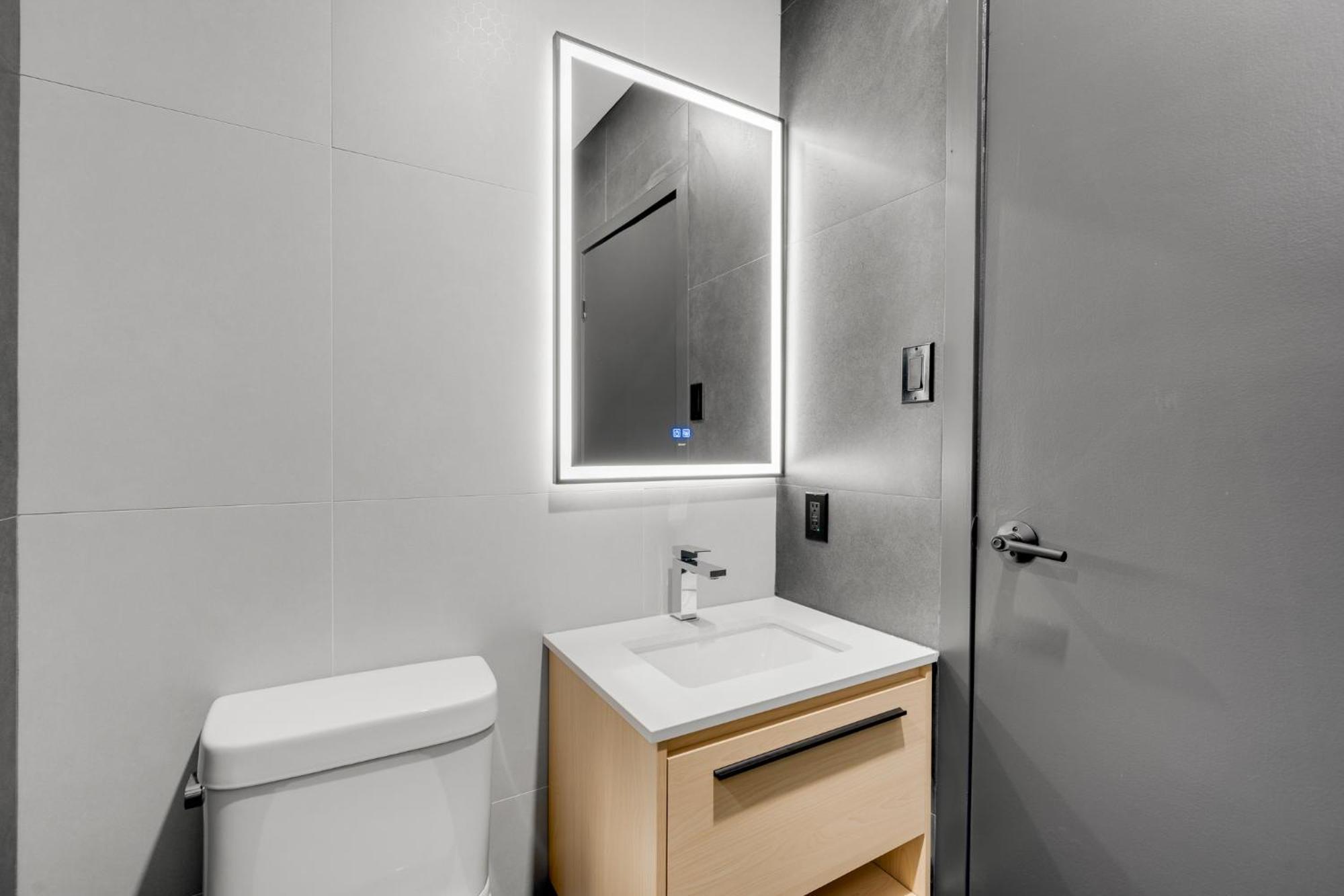 Lift Hotel Montreal Bagian luar foto