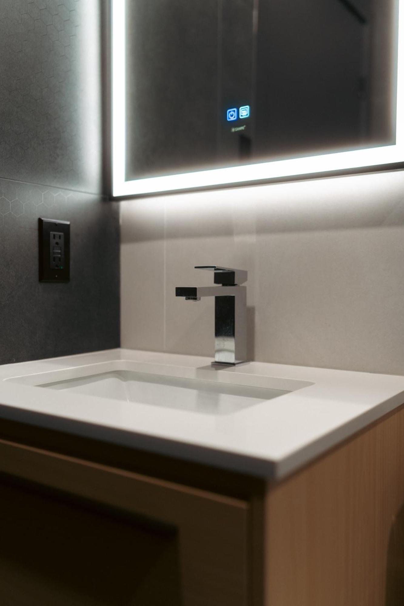 Lift Hotel Montreal Bagian luar foto