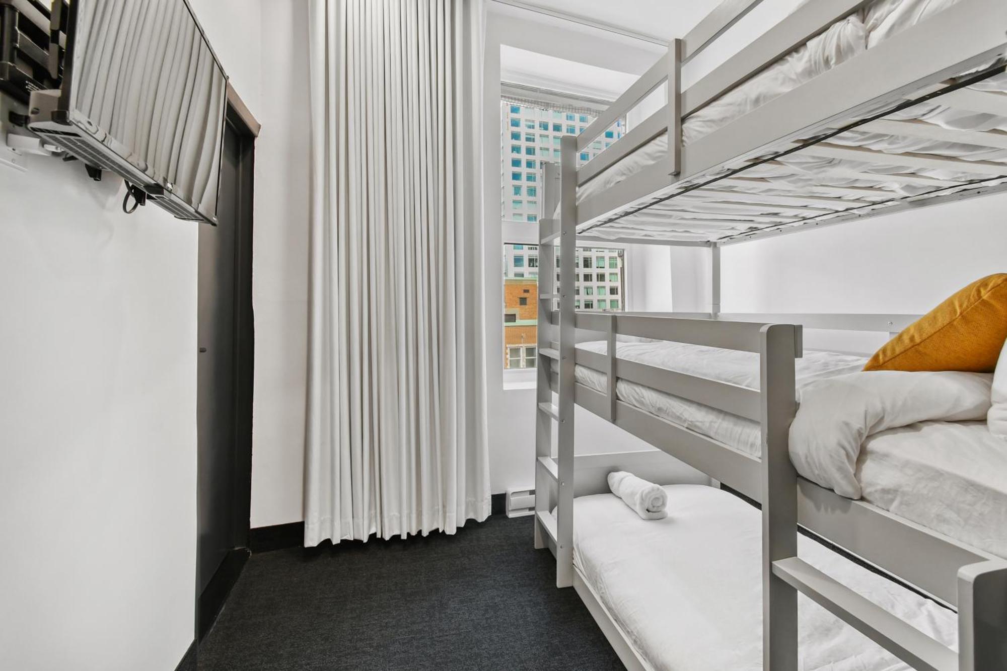 Lift Hotel Montreal Bagian luar foto